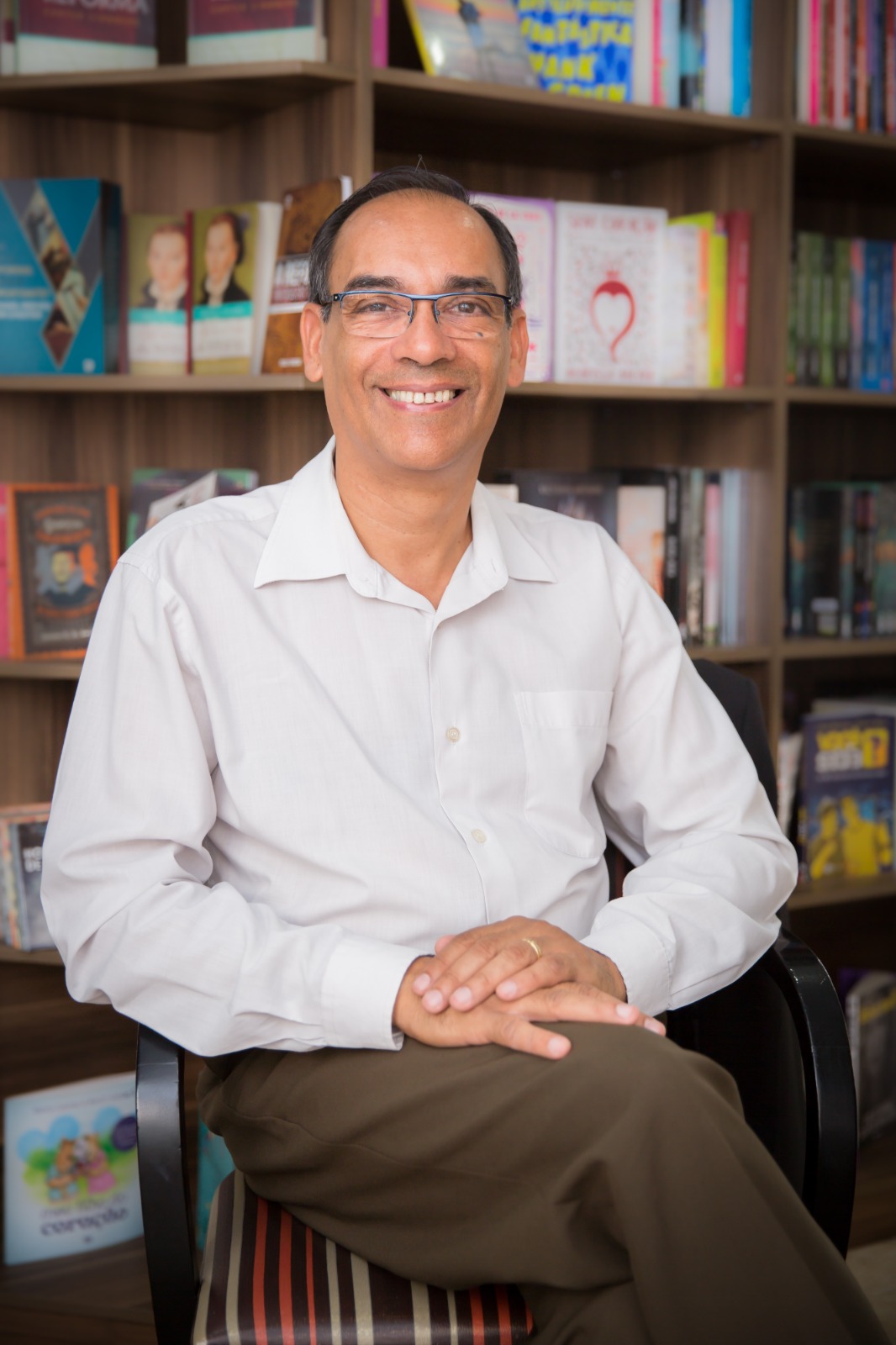 Dr. Edgard Gonçalves em ambiente profissional de atendimento