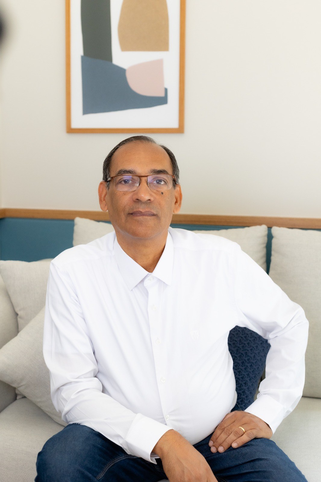 Dr. Edgard Gonçalves em consultório de psicologia