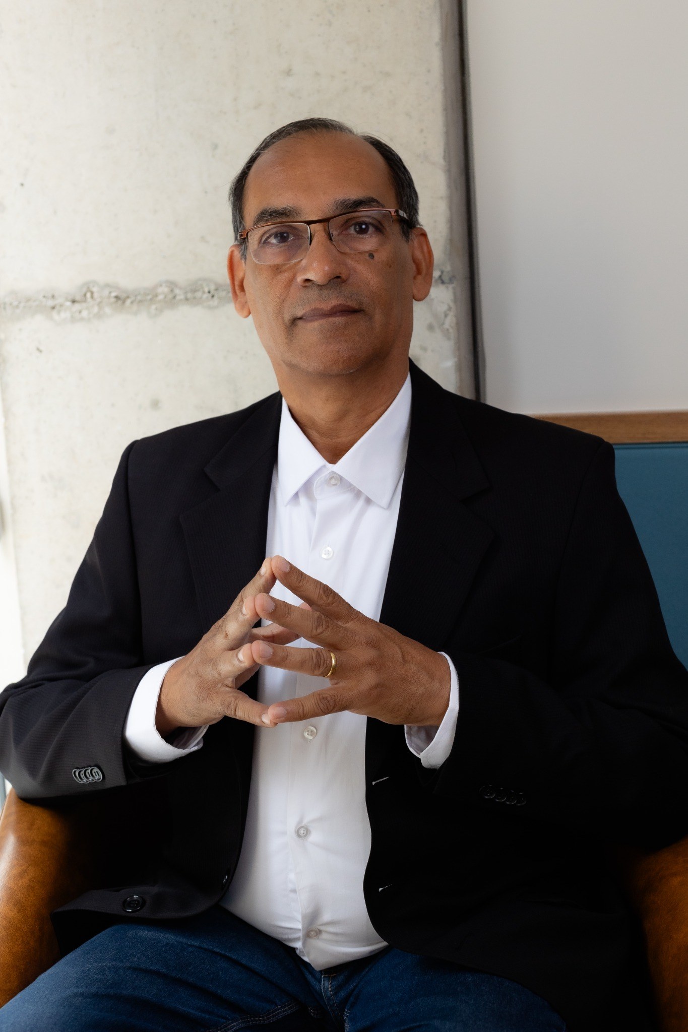 Dr. Edgard Gonçalves em ambiente profissional